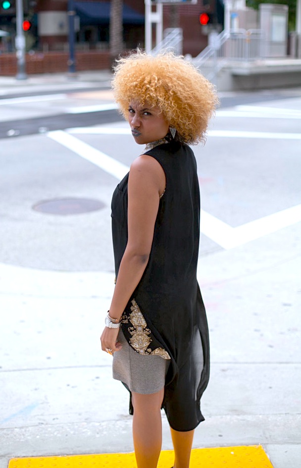 fit femme, sporty chic, sneaker look, natural hair, curly hair, afro, sneakers, street style, on the go fashion
