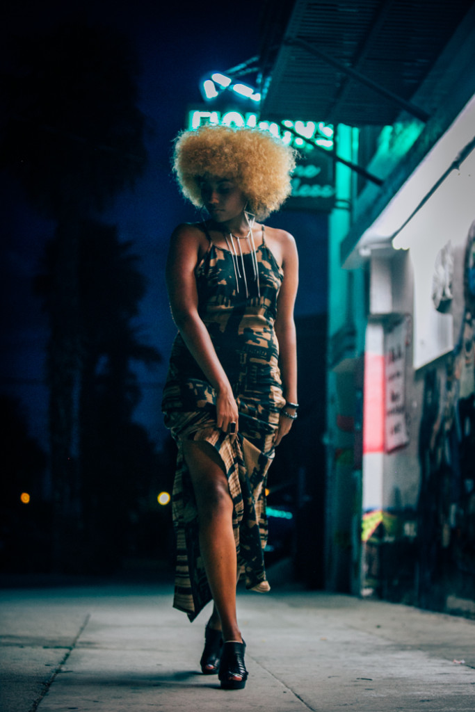 LIVECLOTHESMINDED, 1970S FASHION, 1970S STYLE, 1970S INSPIRATION, GOLD DUST BOUTIQUE, SUMMER DRESS, BOHEMIAN DRESS, BACKLESS DRESS, BLONDE AFRO, NATURAL WOMAN, AFRICAN AMERICAN WOMAN, 2016 DRESSES, 2016 FASHION, 2016 SUMMER TRENDS, NIGHT TIME PHOTOSHOOT, NATURAL LIGHT PHOTOGRAPHY