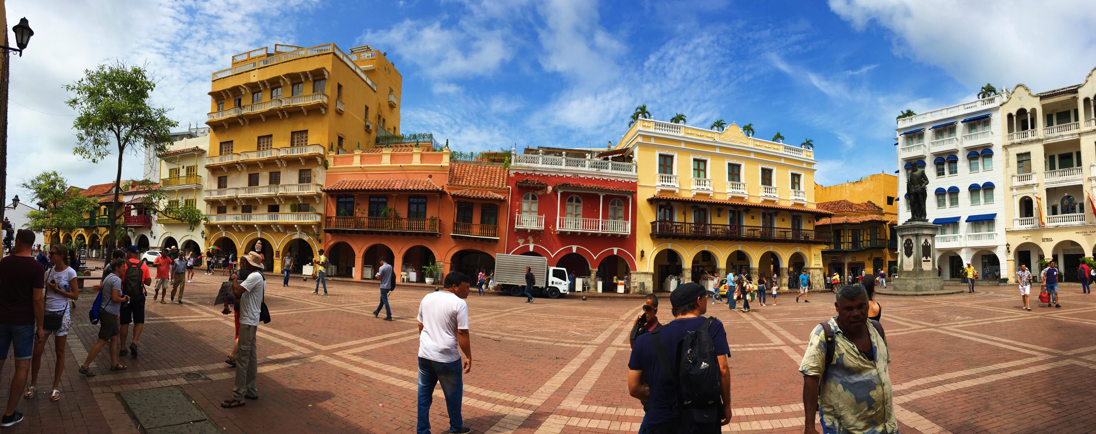 lcm-liveclothesminded-colombia-travel-vacation-cartagena-walled city-old town-south america