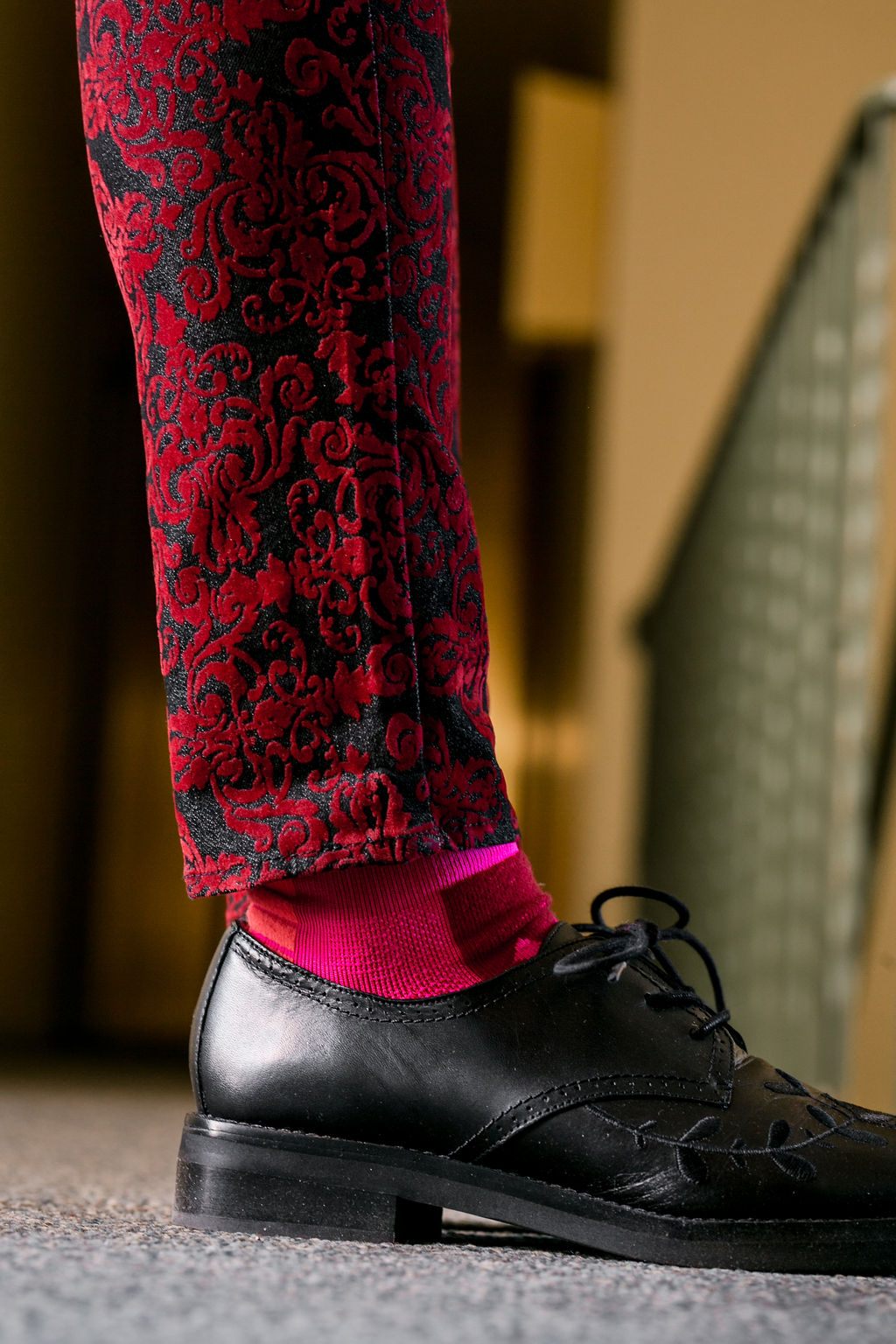 RSEE-LCM-Liveclothesminded-xmmtt-longbeach-2484-christmas outfit idea - red + pink - trend 2019 - dress shoes - pink socks - athletic socks - how to wear fun socks - cool sock