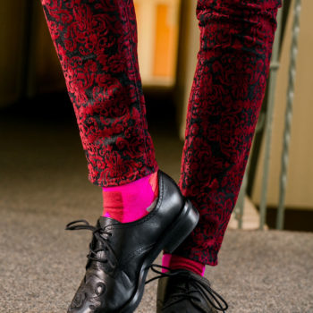 RSEE-LCM-Liveclothesminded-xmmtt-longbeach-2493-christmas outfit idea - red + pink - trend 2019 - dress shoes - pink socks - athletic socks - how to wear fun socks - cool sock