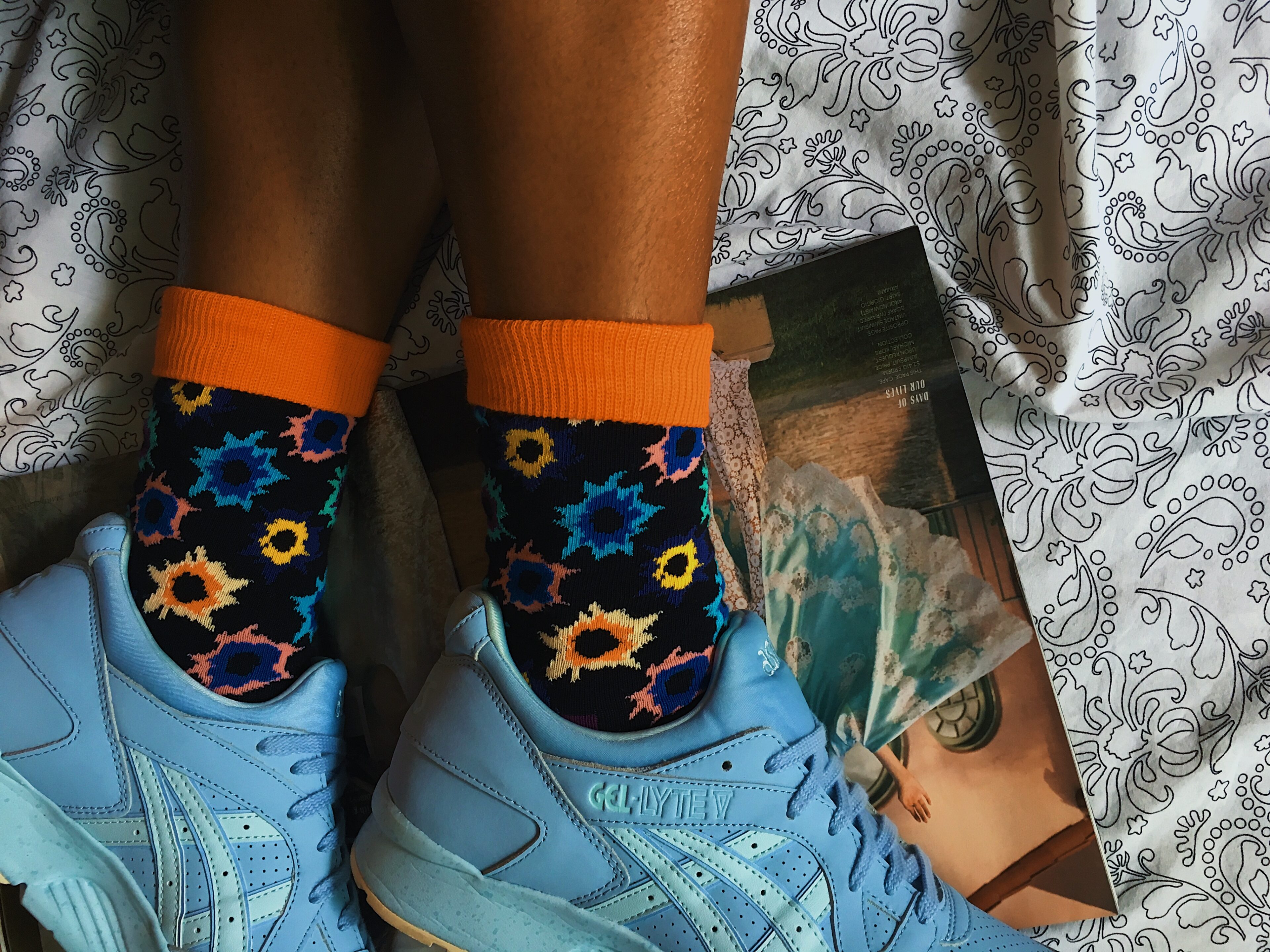 happy socks-colorful socks-asics tiger-gel lyte v-wear who you are-blue sneakers-lcm-printed socks
