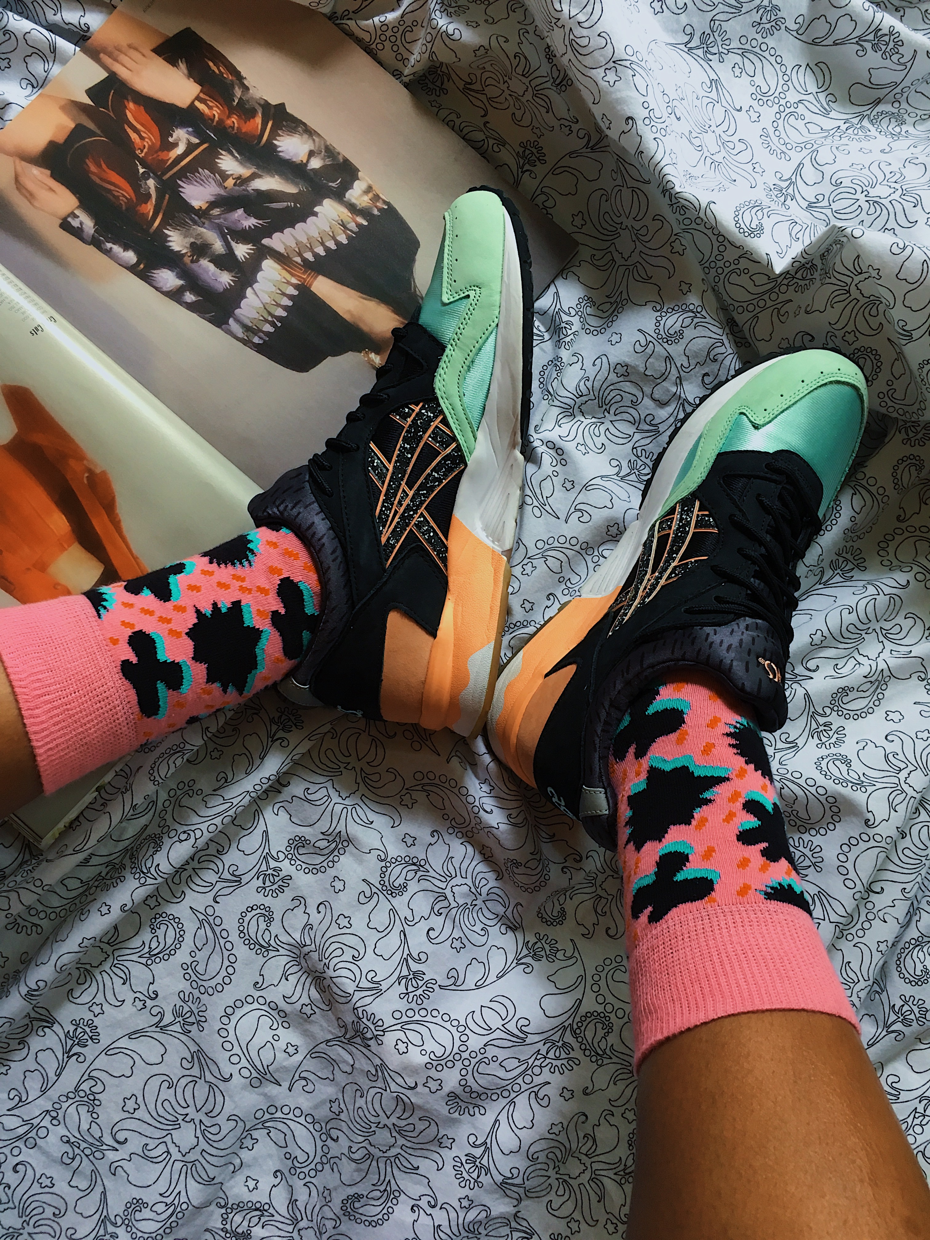 happy socks-colorful socks-asics tiger - gel lyte v-wear who you are-lcm-pink socks