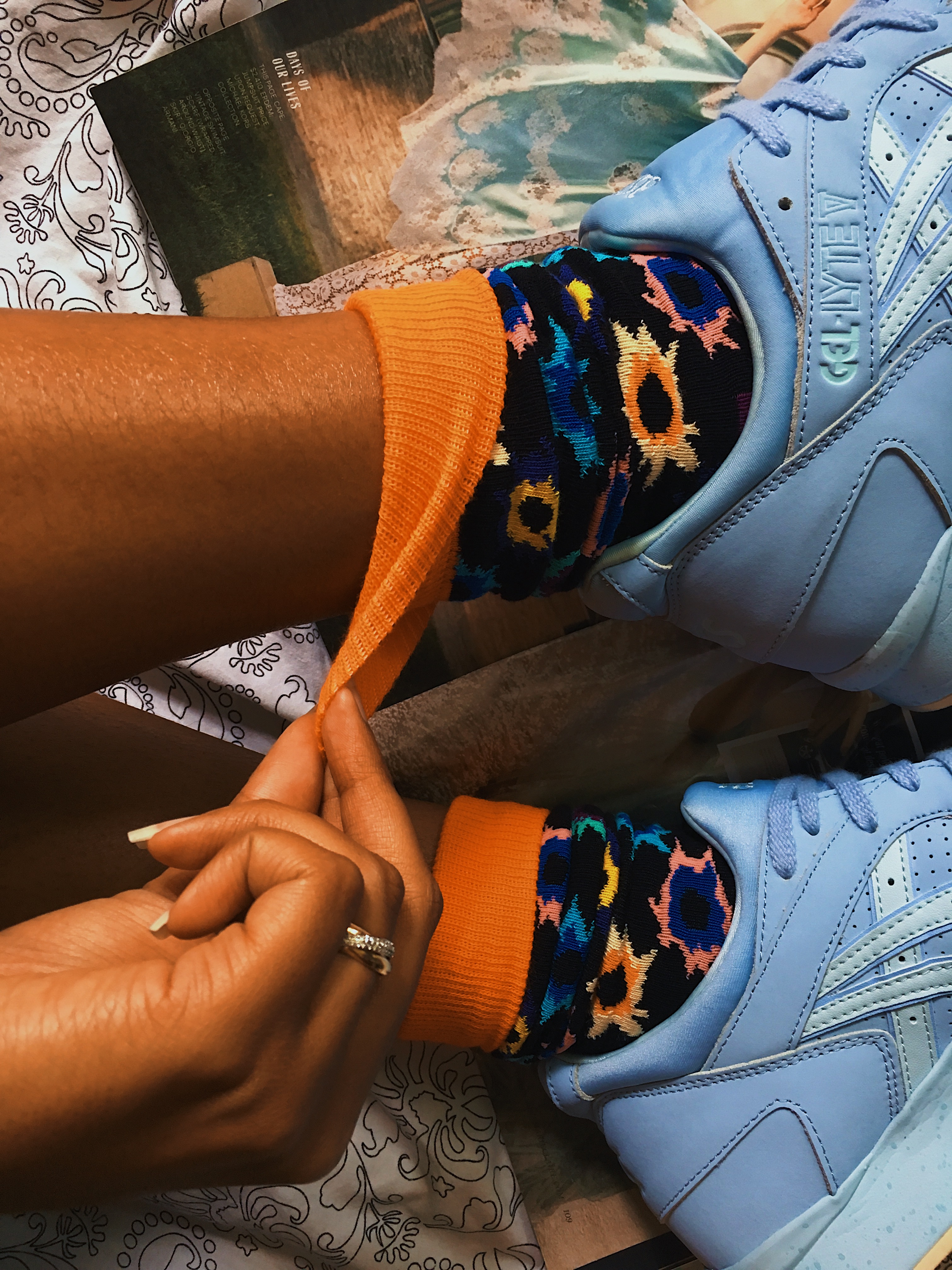 happy socks-colorful socks-asics tiger-gel lyte v-wear who you are-blue sneakers-lcm