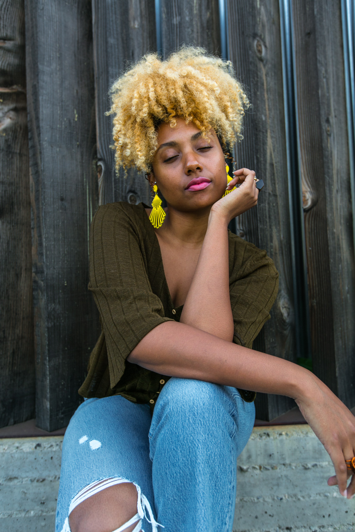 h&m top-wedgie fit straight jeans-levis-yellow earrings-blonde curls-summer outfit