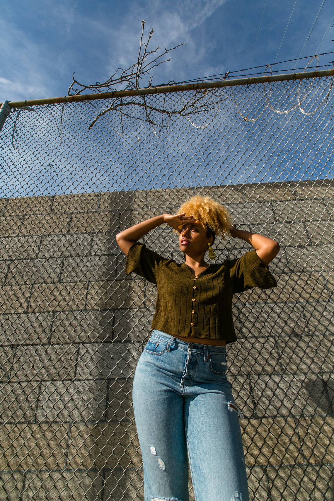 h&m fine knit cardigan-wedgiie fit jeans-fence-street style photography-outdoor lighting-natural light