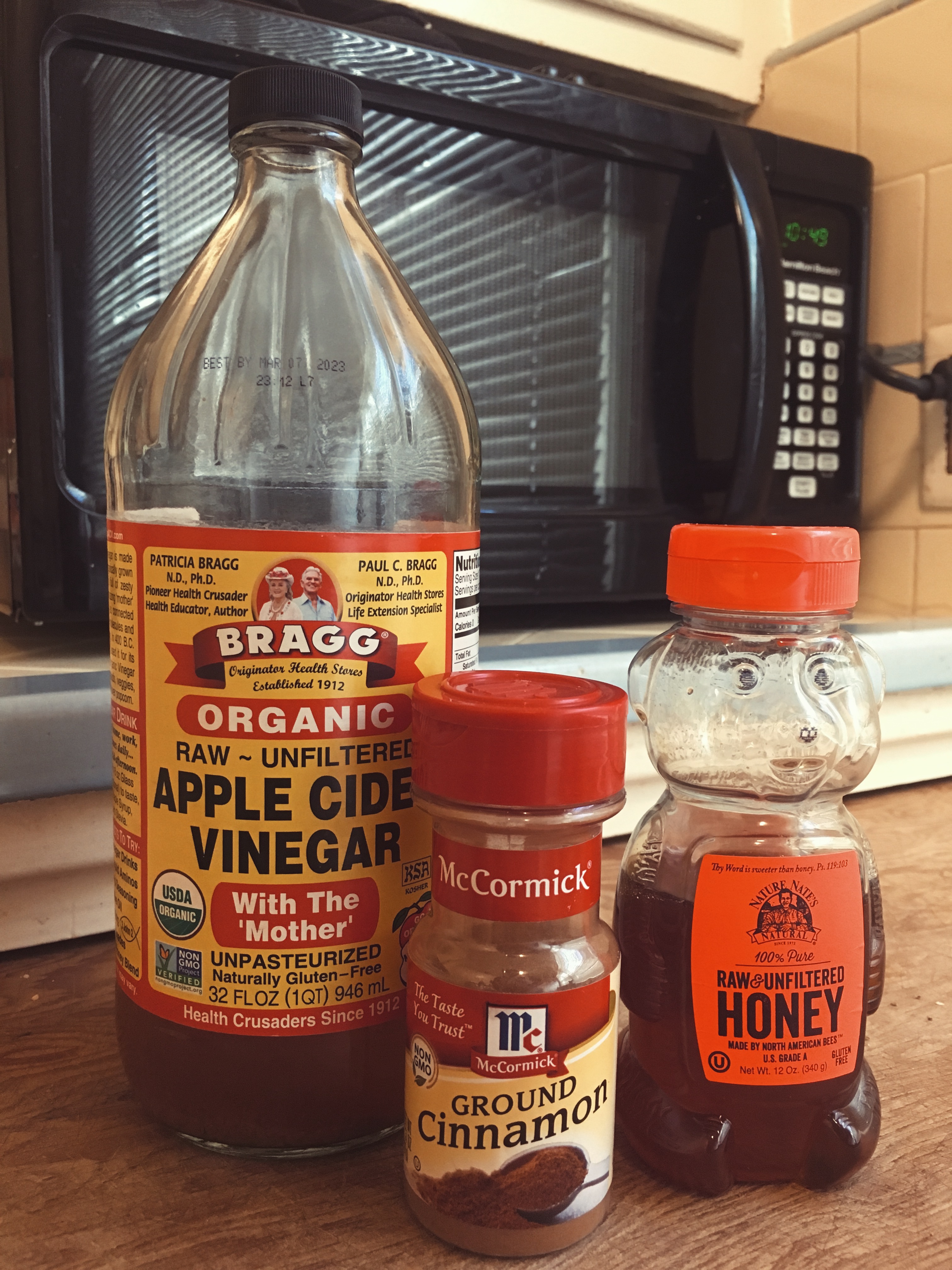 apple cider vinegar drink ingredients-acv-honey-cinnamon