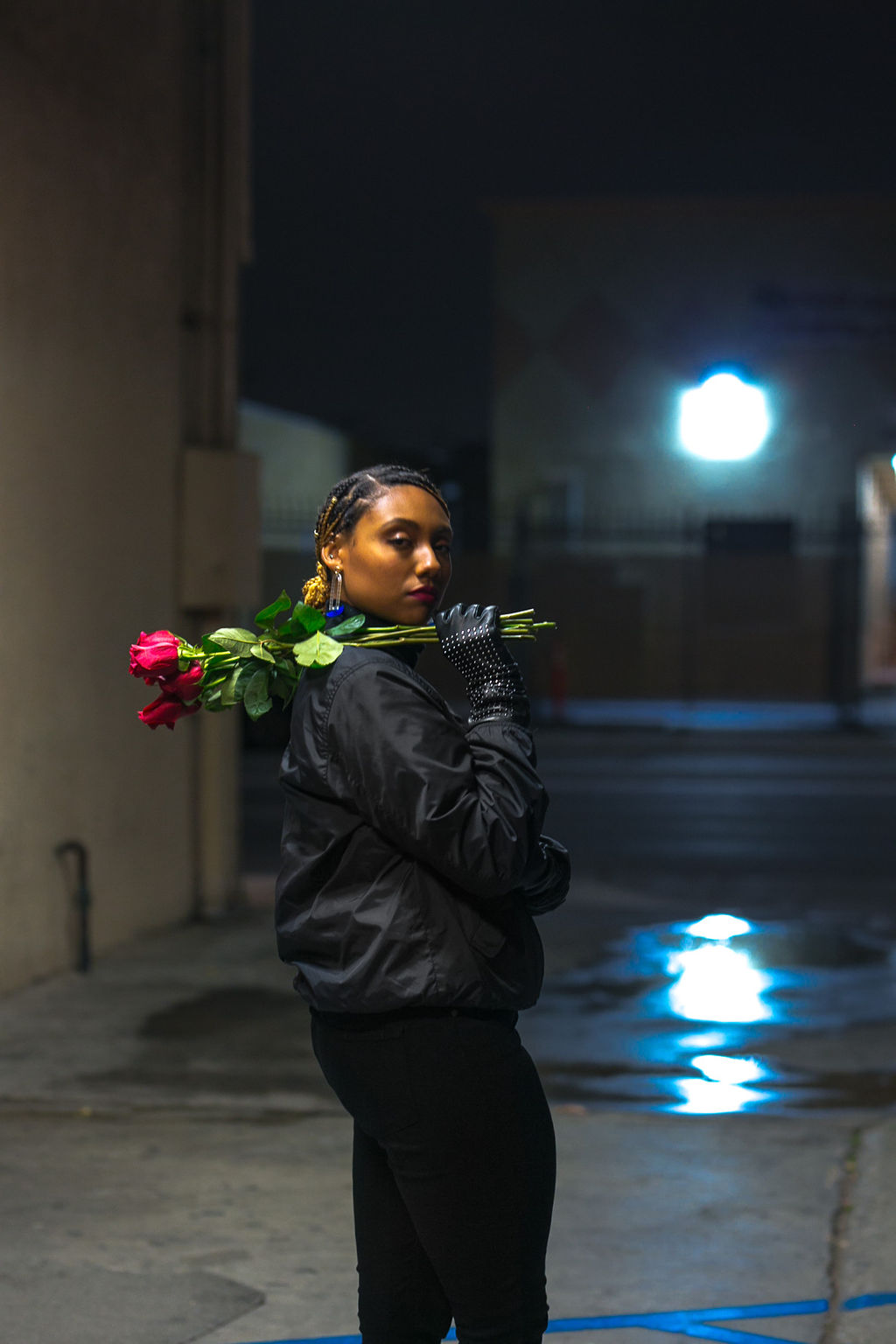 red roses-rsee-xmmtt-wear who you are-lcm-night photography